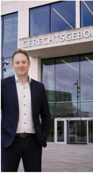 Maurice Bakker bij het gerechtsgebouw